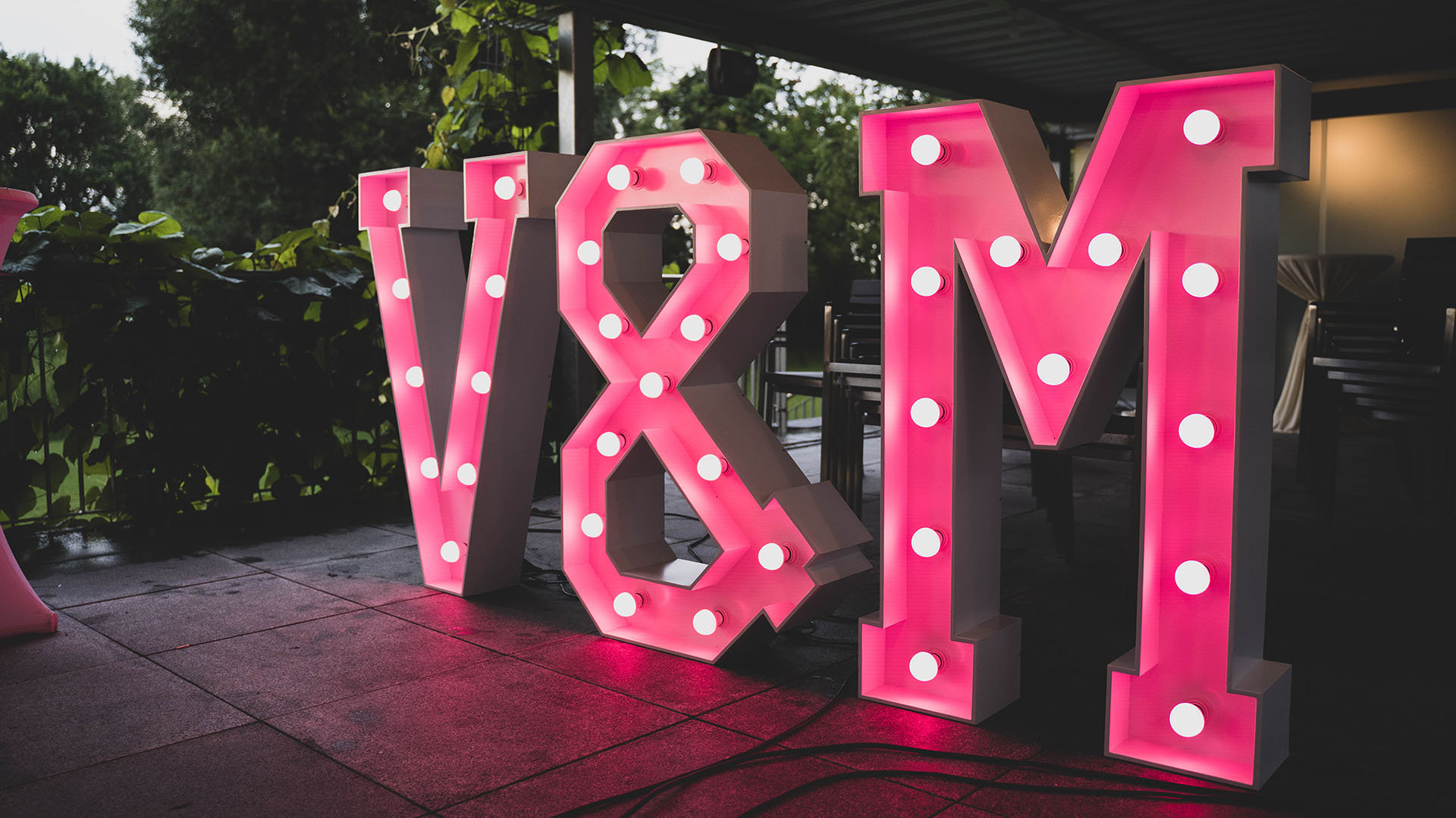 V & M XXL Leuchtbuchstabe V