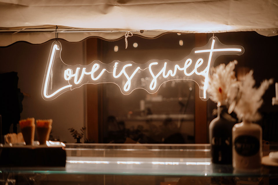 Love is sweet Neonschild Love is sweet